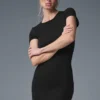 Sukienka z prążkowanego materiału z krótkim rękawem „Goddess” – czarna