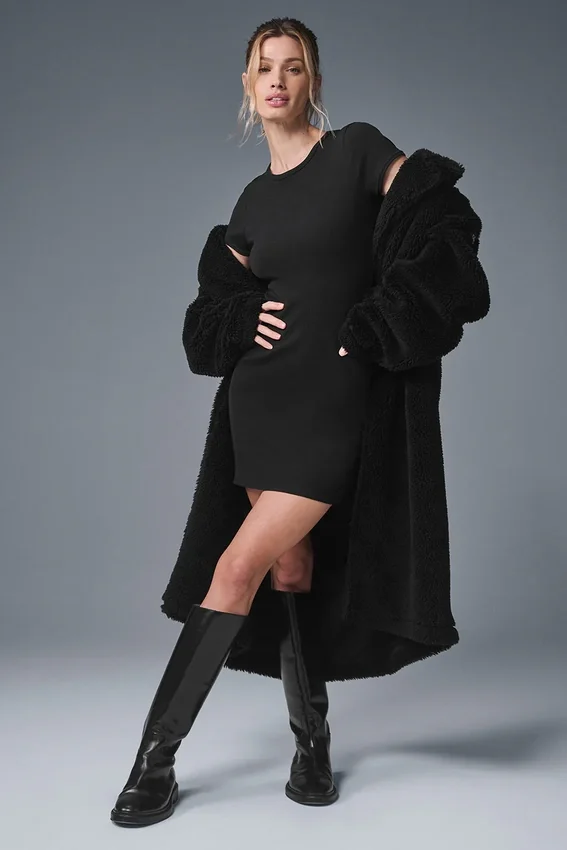 Sukienka z prążkowanego materiału z krótkim rękawem „Goddess” – czarna
