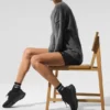 Swetr unisex z wełny i kaszmiru z serii New Class z okrągłym dekoltem – platynowy szary