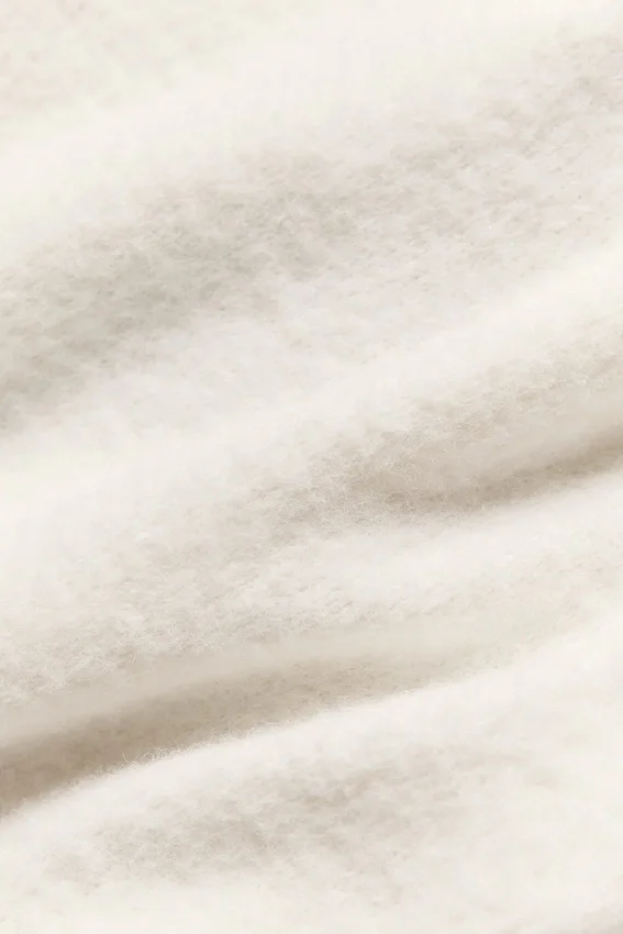 Swetr z krótkim rękawem „Snuggle up” – kolor kości słoniowej