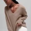 Swetr z wełny i kaszmiru New Class z dekoltem w serek w stylu oversize – Chai Latte