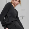 Swetr z wełny i kaszmiru z serii New Class z dekoltem w serek w stylu oversize – czarny