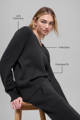 Swetr z wełny i kaszmiru z serii New Class z dekoltem w serek w stylu oversize – czarny