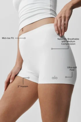 Szorty Alo Softsculpt o średnim stanie i długości nogawki 2″ – białe