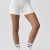 Szorty „Heart Throb” z High-Waist Airbrush o szerokości 4" – białe/czarne
