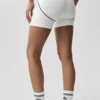 Szorty „Heart Throb” z High-Waist Airbrush o szerokości 4" – białe/czarne