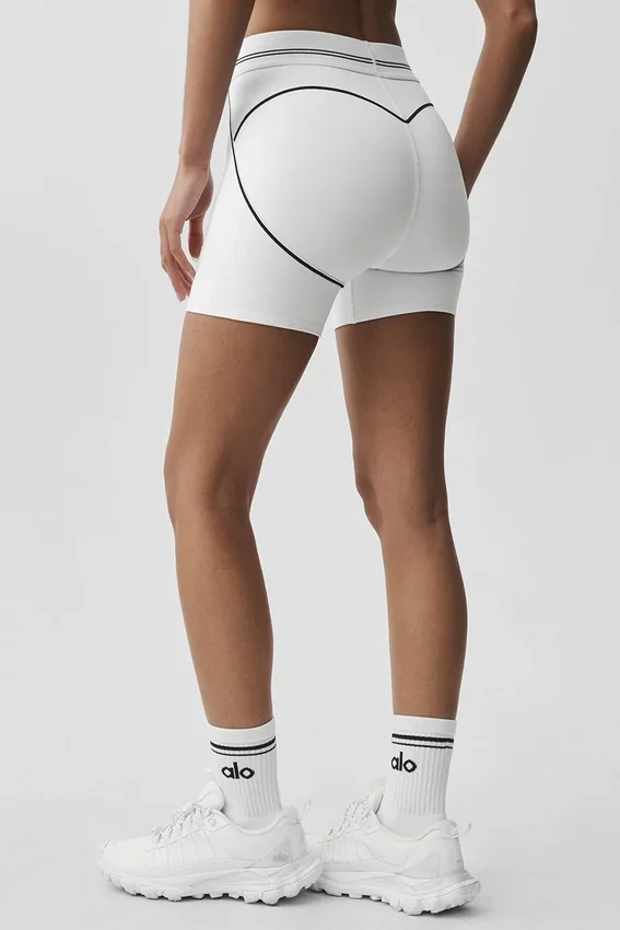 Szorty „Heart Throb” z High-Waist Airbrush o szerokości 4" – białe/czarne