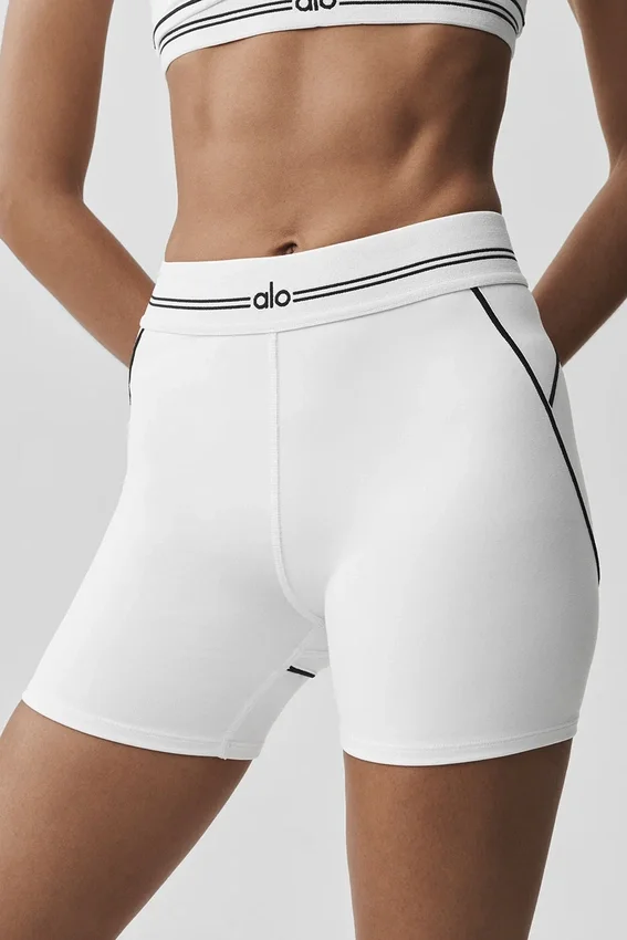 Szorty „Heart Throb” z High-Waist Airbrush o szerokości 4" – białe/czarne