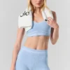 Szorty High-Waist Alosoft z motywem serca, długość nogawki 4” – kolor: niebieski melanżowy z muszelkami/biały