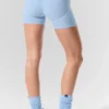 Szorty High-Waist Alosoft z motywem serca, długość nogawki 4” – kolor: niebieski melanżowy z muszelkami/biały