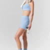 Szorty High-Waist Alosoft z motywem serca, długość nogawki 4” – kolor: niebieski melanżowy z muszelkami/biały