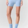 Szorty High-Waist Alosoft z motywem serca, długość nogawki 4” – kolor: niebieski melanżowy z muszelkami/biały