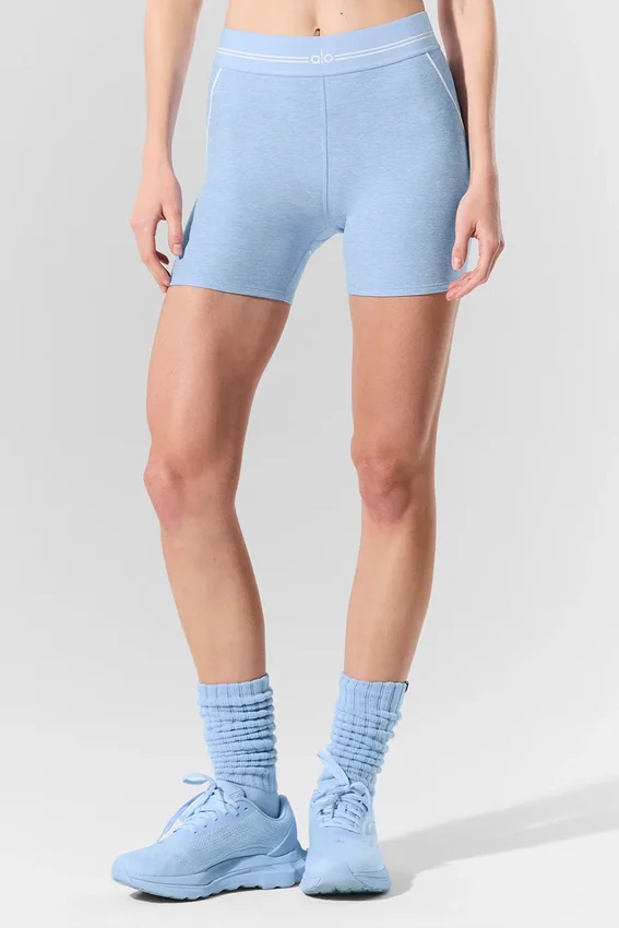 Szorty High-Waist Alosoft z motywem serca, długość nogawki 4” – kolor: niebieski melanżowy z muszelkami/biały