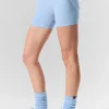 Szorty High-Waist Alosoft z motywem serca, długość nogawki 4” – kolor: niebieski melanżowy z muszelkami/biały