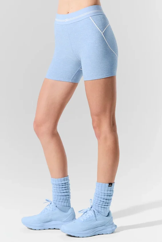 Szorty High-Waist Alosoft z motywem serca, długość nogawki 4” – kolor: niebieski melanżowy z muszelkami/biały