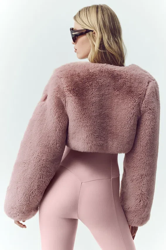 Szykowna kurtka z sztucznego futra o skróconym kroju – różowy szampan