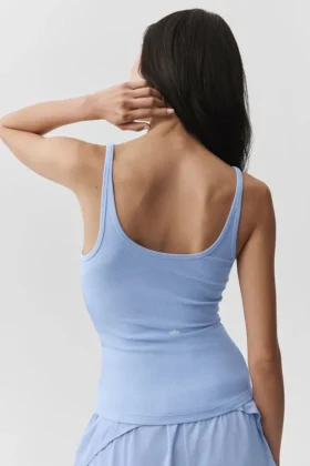 Top na ramiączkach Adore z prążkowanego materiału – jasnoniebieska