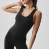 Top na ramiączkach z biustonoszem Alo Softsculpt No Nonsense – czarna