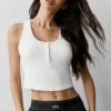 Top na ramiączkach z modalu w stylu Henley z prążkowanym materiałem – biała