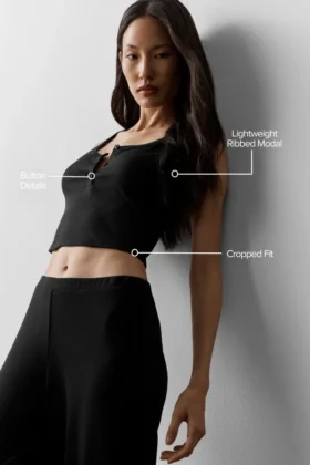 Top na ramiączkach z modalu w stylu Henley z prążkowanym wykończeniem – czarna