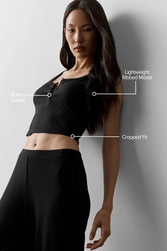 Top na ramiączkach z modalu w stylu Henley z prążkowanym wykończeniem – czarna