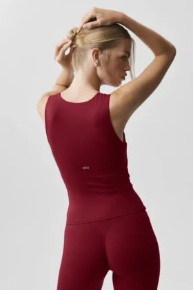 Top na ramiączkach z wbudowanym biustonoszem Alo Softsculpt No Nonsense – kolor Summer Romance Red