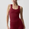 Top na ramiączkach z wbudowanym biustonoszem Alo Softsculpt No Nonsense – kolor Summer Romance Red