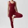 Top na ramiączkach z wbudowanym biustonoszem Alo Softsculpt No Nonsense – kolor Summer Romance Red