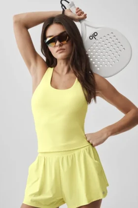 Top na ramiączkach z wbudowanym biustonoszem Alo Softsculpt No Nonsense – kolor „Sunshine”