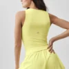 Top na ramiączkach z wbudowanym biustonoszem Alo Softsculpt No Nonsense – kolor „Sunshine”