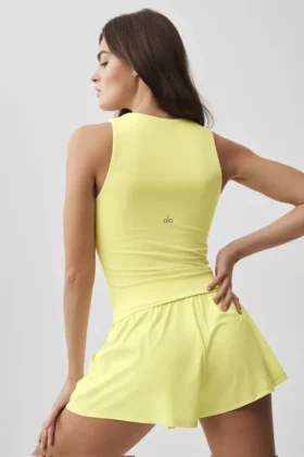 Top na ramiączkach z wbudowanym biustonoszem Alo Softsculpt No Nonsense – kolor „Sunshine”