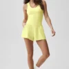 Top na ramiączkach z wbudowanym biustonoszem Alo Softsculpt No Nonsense – kolor „Sunshine”