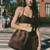 Torba Alo Balance Bucket – zamsz w kolorze espresso