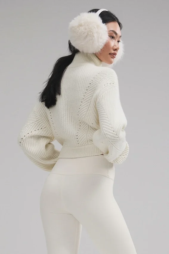 Zimowy magiczny sweter z kaszmiru z golfem – kość słoniowa