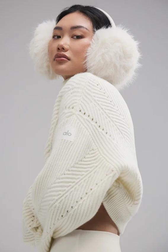 Zimowy magiczny sweter z kaszmiru z golfem – kość słoniowa