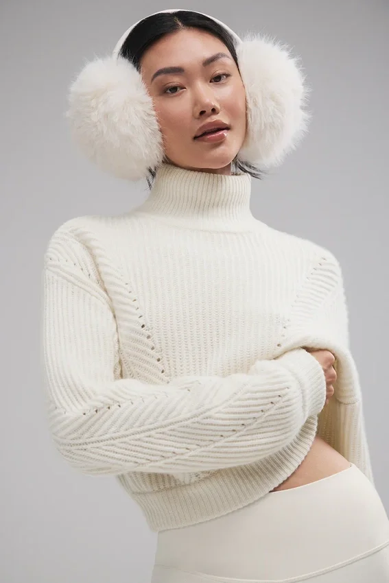 Zimowy magiczny sweter z kaszmiru z golfem – kość słoniowa